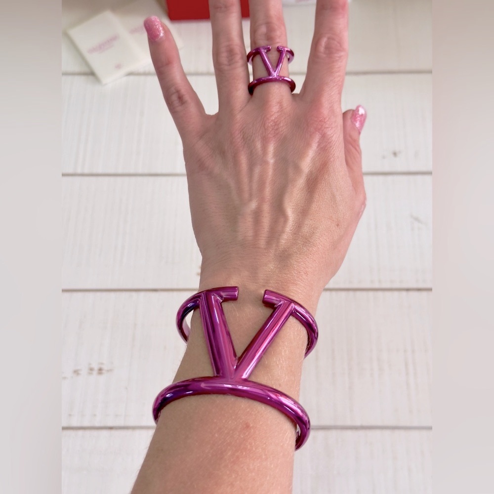 Valentino Garavani Pink Metallic V Logo Ring - Picture 8 of 9